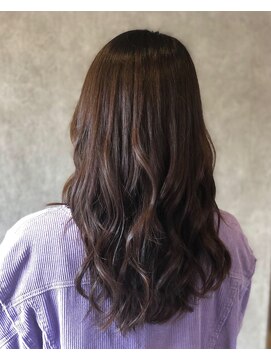 マカ(MAKA) モノトーンブラウン、カールスタイル