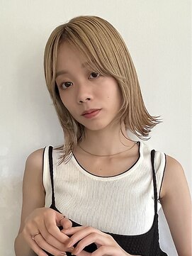 20代30代ブリーチカラー×ミルクティーベージュ×外ハネ