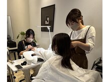 上品なシンプルネイルとヘアの同時施術で忙しい方もトータルケア