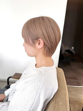 リーラ(Lila) ショートヘア×ブリーチカラー