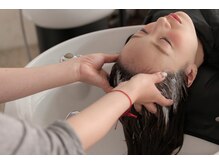 ブルック ヘア デザイン(BRook hair design)の雰囲気（足をゆっくりのばせるシャンプー台でリラックス♪スパも大人気☆）