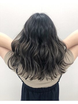 アオアクア バイ グルグル 小岩店(ao akua by GULGUL) インナーグレージュ ネイビー×シルバー  グラデーション 小岩