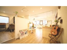 ヘアーデザイン アコースティック(Hair Design ACOUSTIC)の雰囲気（たくさんの窓から日が差し込む明るい店内でセット面に仕切りあり）