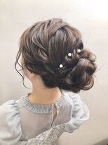 ドレスヘア　お呼ばれ　アレンジ　結婚式ミドルアップスタイル