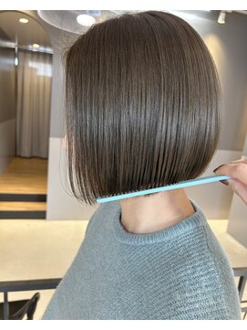 イル(il) アッシュベージュカラー×前下がりBob【田本馨】