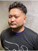 スキンフェード　クロップ　スパイラルパーマ　ハイライトカラー