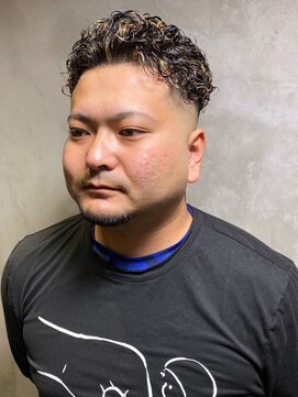 ディスイズバーバーサード(THIS IS BARBER 3rd) スキンフェード クロップ スパイラルパーマ ハイライトカラー