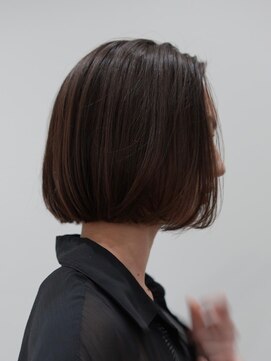 カルム(kalm) 20代30代ミニボブ前髪あり前髪なし顔周りレイヤーカットオリーブ