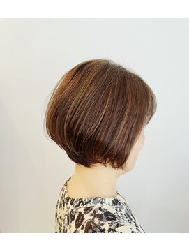 トナリ(tonari) 大人女子スタイリッシュボブ