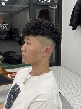 ウェルネス(Wellness) スペインカール、スキンフェード