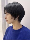 大人シャギー　ショートボブ　黒髪前髪