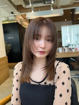 シア 表参道(SHEA.) シースルー前髪の"こなれレイヤーミディ" × モカベージュ