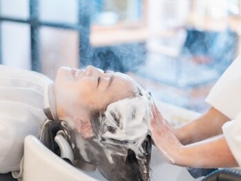 ミネルヴァ 長野店の写真/白髪を活かす、土台から美しく。ダメージを抑えたカラーと極上ヘッドスパで、未来の髪まで健やかに。