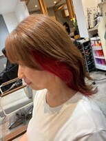 エヌアンドエー 草加店(N&A) 耳掛けで映えるレッドインナーカラーレイヤー