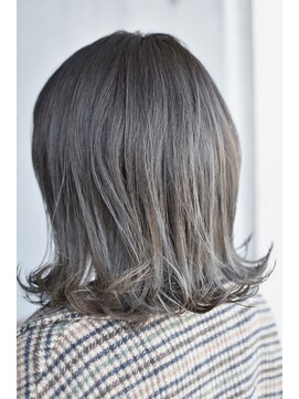 ヘアーアンドスパ プルトア(hair spa pour toi) 外ハネ×グレー×シルバー