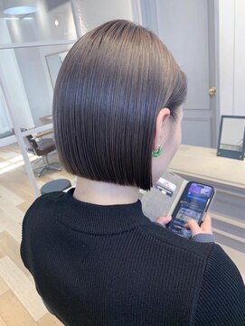 ロマリア(Lomalia) 乾かすだけでキマる髪/馴染むハイトーンパールグレージュボブ