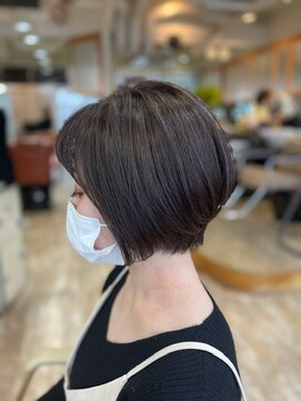 プラグ(Plug) 大人前下がりショートボブ前髪ありアッシュブラウン30代40代