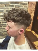 ミリオンバックス 御徒町店(Million Backs)&nbsp;スペインカール/スキンフェード/束感ショート<理容室>[メンズ]