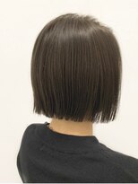 大人かわいいワンレンオリーブベージュ切りっぱなしボブ