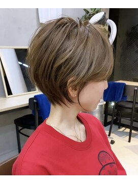 ミィ 表参道(mee.) 【mee.】耳かけ丸みショート　ベージュアッシュ