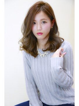 クラウン ヘアー(CLOWN hair) 耳にかけて色気のある女性に