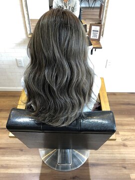 エバーグリーン(Evergreen) ハイライトグレージュカラー♪