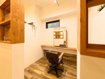 ホームルベルソ(home le berceau)の写真/《リピーター続出》新しい広々空間&Relaxできる全席半個室が魅力！地域で大人気の美髪特化型サロン