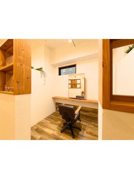 《リピーター続出》新しい広々空間&Relaxできる全席半個室が魅力！地域で大人気の美髪特化型サロン
