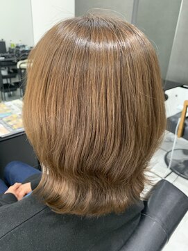 ディティール(Detail) 脱白髪染め×外はねくびれミディアム