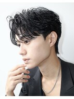 オーシャントーキョー ホワイト 原宿(OCEAN TOKYO WHITE)&nbsp;前下がりセンターパートウルフニュアンスパーマ黒髪大人ヘア