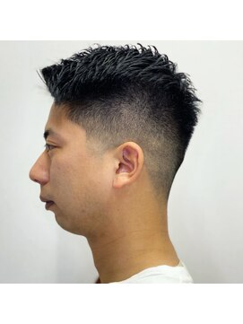 フランクスバーバー アンド ビアークラブ(FRANK'S BARBER and BEER CLUB) フェードカットスリークショートかき上げサイドグラデーション