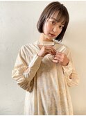 くすみベージュとミニボブ