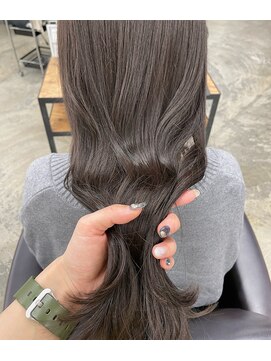 ヘアーアイストゥーレ(HAIR ICI TRE) ブリーチなしカラー 赤み消しグレージュ 担当渡辺聖