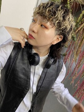 フィン(fin,) ハイライト/波巻き/マッシュパーマ/ウルフ/インナーグレージュ