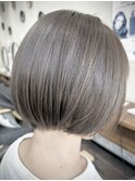 おしゃれな大人のハイトーンカラー ミニボブ ブルーアッシュ