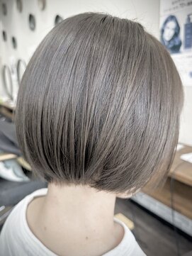 トゥルートラストトロワー 須玉店(True Trust trois) おしゃれな大人のハイトーンカラー ミニボブ ブルーアッシュ