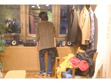 当店は店主セレクトの古着と古本を販売している美容室です。