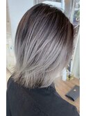 ミディアムヘアーのバレイヤージュ シルバー グレー系