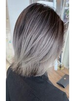 キャパ(CAPA)&nbsp;ミディアムヘアーのバレイヤージュ シルバー グレー系