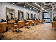 メンズヘア ガーデン 銀座(Men's hair GARDEN)の雰囲気（銀座で白と木目で統一された店内でリラックスした空間［銀座］）