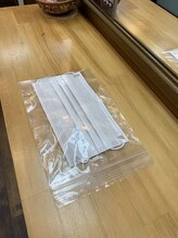 お客様のマスクは専用の清潔なケースで保管します。