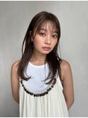 耳掛けミディアムヘアスタイル 薄め前髪 グレージュカラー