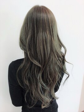 リベルタ(LIBERTA) オリーブ系カラーの透明感ロング