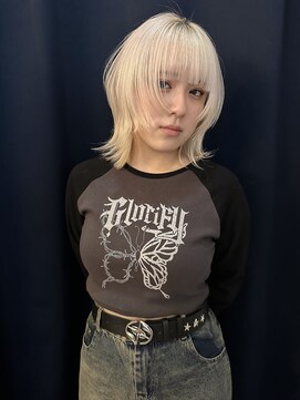 キー(kii) ホワイトカラー+ウルフカット