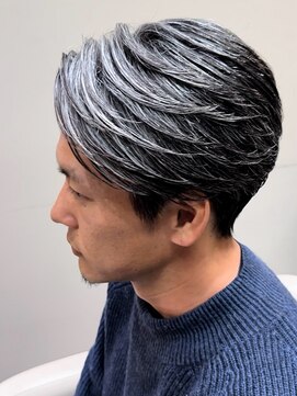 ソレリア(Soleria) 浮き癖を抑えてくれるダウンパーマで作るイケオジかき上げヘア