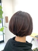 イヤリングカラー/モーヴベージュのショートボブ おゆみ野