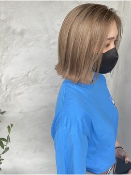 リベルタ 東舞鶴(LIBERTA) 艶髪ハイトーンカラーホワイトベージュ☆切りっぱなしボブ外ハネ