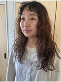 外国人のくせ毛の様なロングスタイル