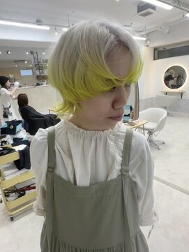 イェッカ(YECCA) ホワイトシルバーからイエローのルーツカラー(ブリーチ2回)