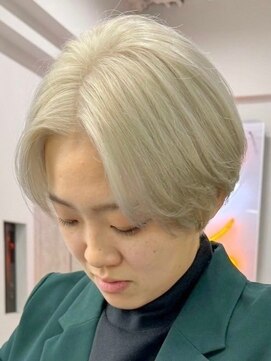 ウィコ 新宿(WICO) ホワイトシルバー[新宿駅/ワンレン/ダブルカラー/小顔]